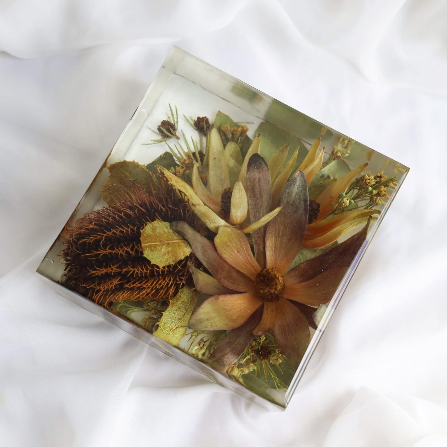Resin Square Block 15cm x15cm
Resin display piece consist of a select few of your flowers that have been dried and are incased in resin. These gorgeous resin pieces come in a few different shape