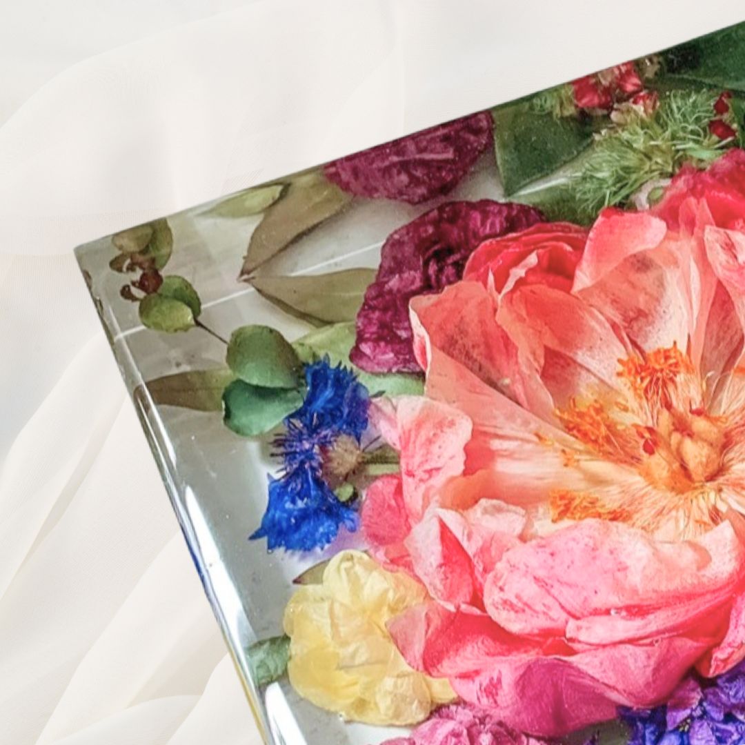 Resin Square Block 15cm x15cm
Resin display piece consist of a select few of your flowers that have been dried and are incased in resin. These gorgeous resin pieces come in a few different shape