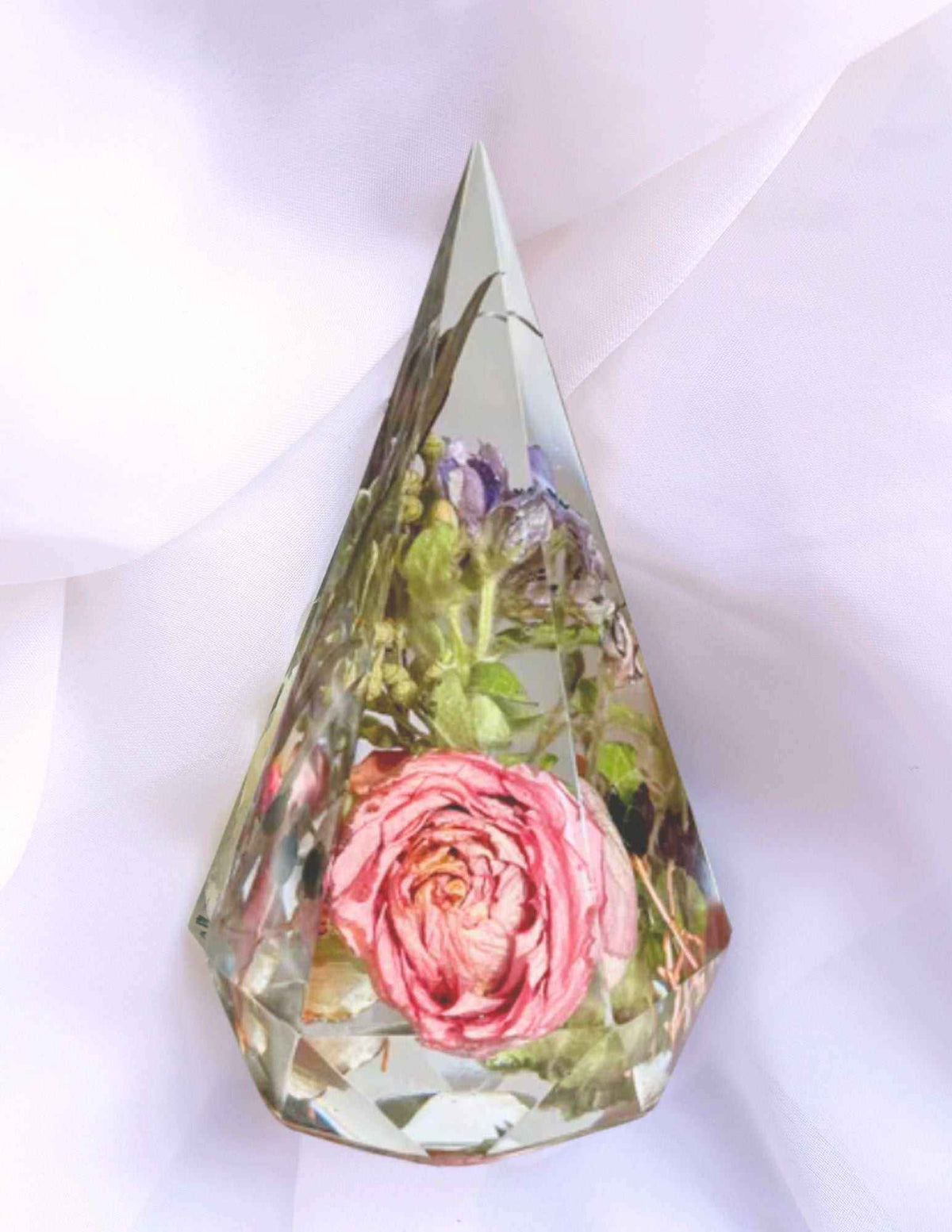Everyday Resin Keepsake Bundle featuring a clear faceted resin piece with a pink flower and green foliage preserved inside