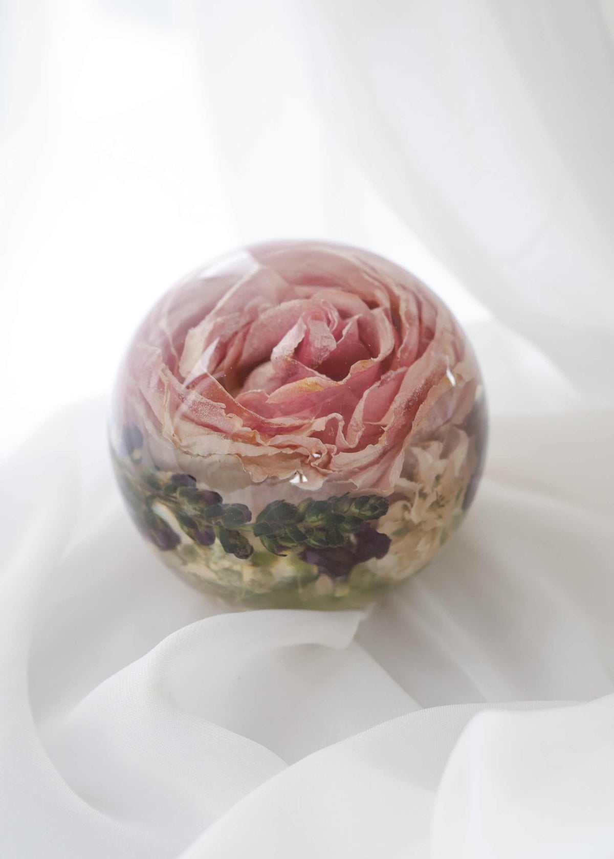Resin dome paper weight preserving bridal bouquet flowers