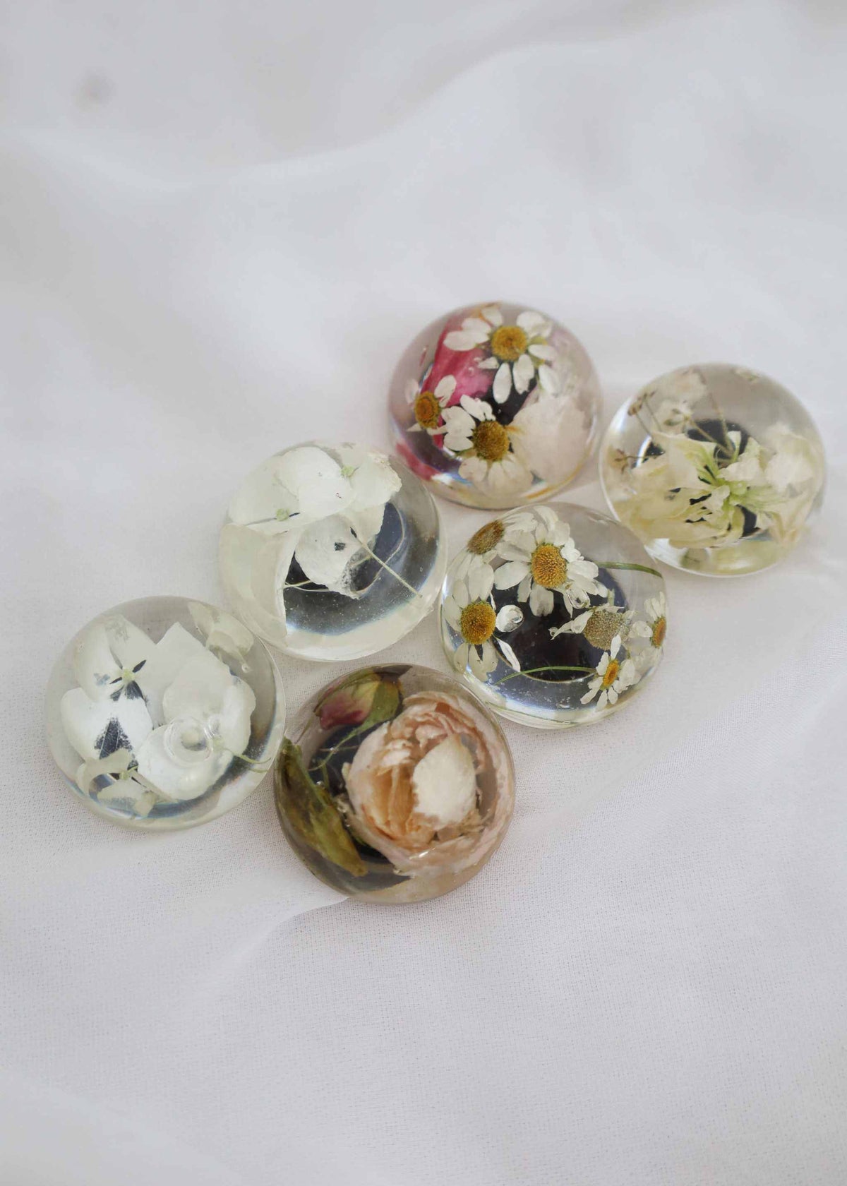 Set of 2cm resin magnets with preserved bridal bouquet flowers encased in clear resin