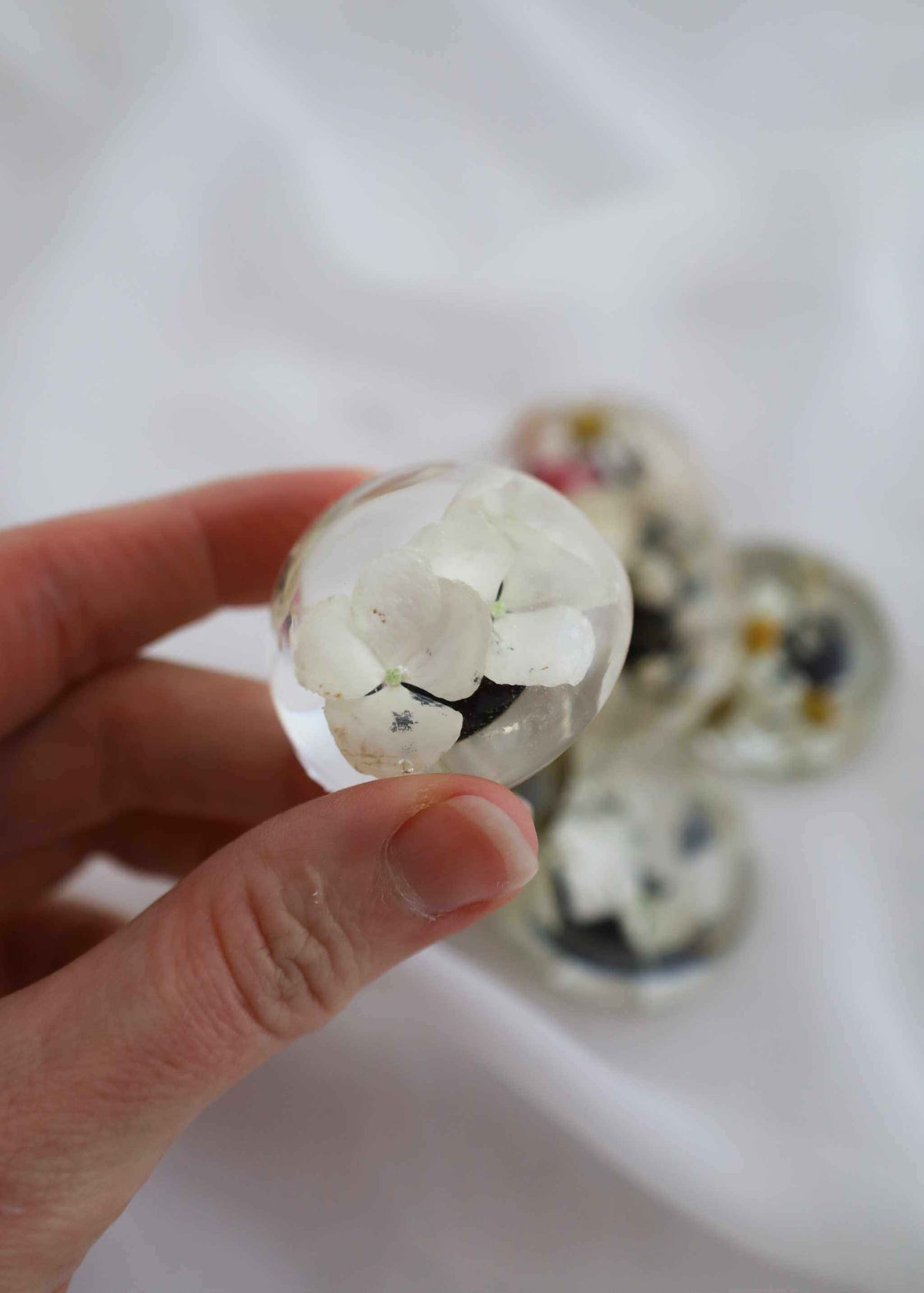 Set of 2cm resin magnets preserving small bridal bouquet flowers