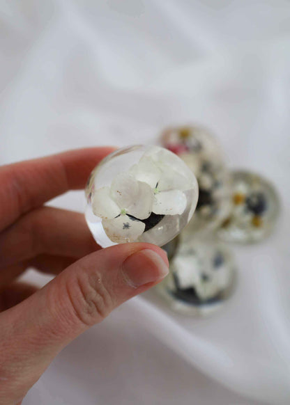 Set of 2cm resin magnets preserving small bridal bouquet flowers