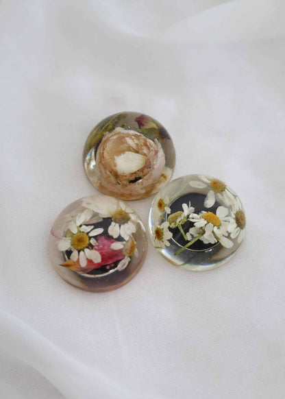 Set of 2cm resin magnets preserving small bridal bouquet flowers